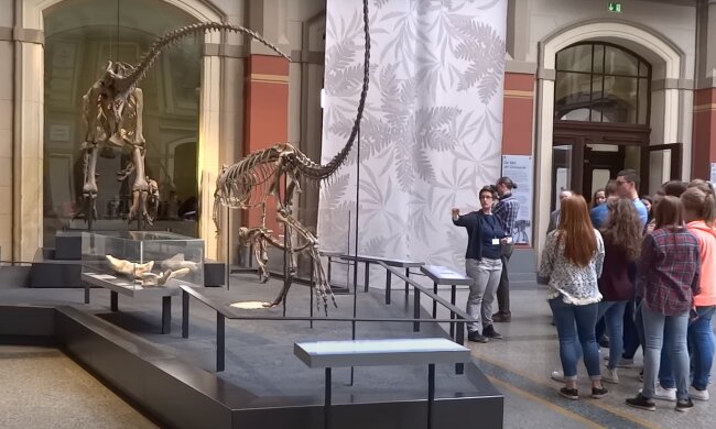 Динозавр, скріншот: Youtube