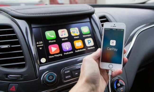 Google і Apple поділили бортовий комп'ютер автомобіля