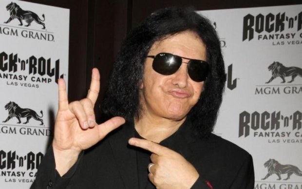 Фронтмен Kiss намерен запатентовать известный жест рокеров