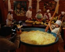 Дві тонни квашеної капусти приготували заради рекорду Гіннесса