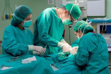 Заново народилася: хірурги врятували облиту кислотою модель