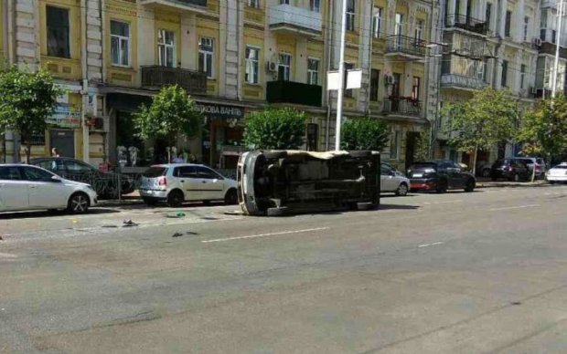 Как в кино: в центре Киева в ДТП перевернуло машину