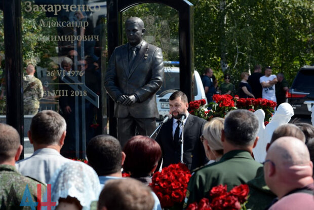В сети высмеяли оккупантов, "почитающих" памятник Захарченко: "Ну шо ты как неживой, пошли по соточке накатим"