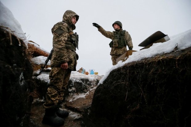 Украинские герои показали, как выживают в лютые морозы: на стене тризуб их серпантина, а тепло только от буржуйки