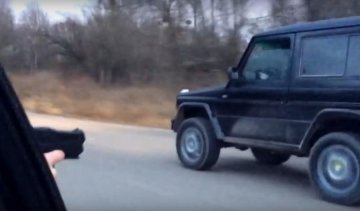 Львівські поліцейські вчаться зупиняти машини за допомогою зброї (відео)