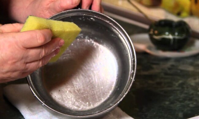 Чищення посуду з нержавіючої сталі, скріншот: YouTube