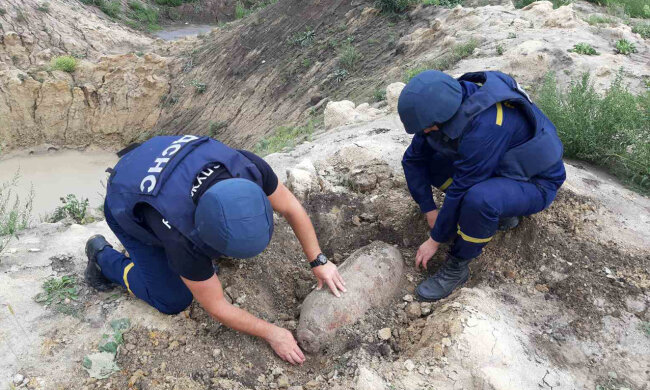 Пиротехники Хмельницкой уничтожили 250-килограммовую авиабомбу, фото ГУ ГСЧС