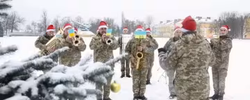 Военные в шапках Санты променяли пистолеты на саксофоны: "С Новым годом, Украина!"