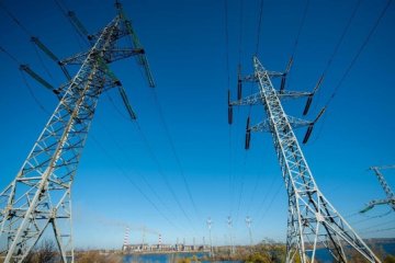 Ремонтники заменили на Херсонщине одну из поврежденных электроопор
