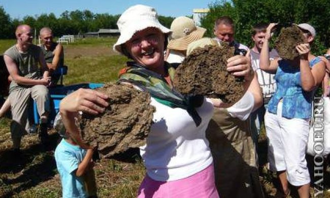 У Росії бігатимуть з коромислами й метатимуть коров'ячі "коржі"