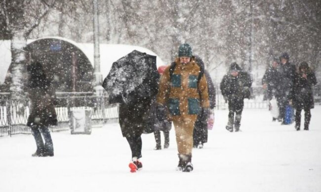 Погодные качели: опасная стихия атакует украинские города