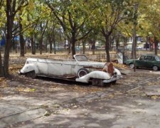 В одеському дворику іржавіє раритетний лімузин (фото)