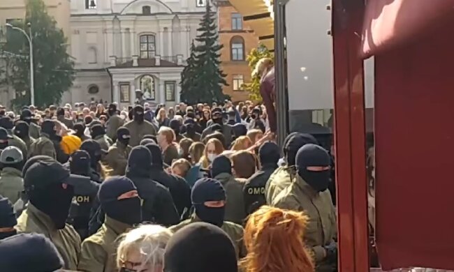 Тысячи белорусских женщин снова бросили вызов Лукашенко: ничего не боятся и срывают балаклавы с силовиков