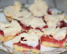 Пиріг зі сливами та безе: фото скрін Ютуб