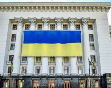 Над Администрацией президента развивается огромный украинский флаг (фото)