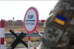 Прикордонники перевіряють документи у чоловіків на кордоні