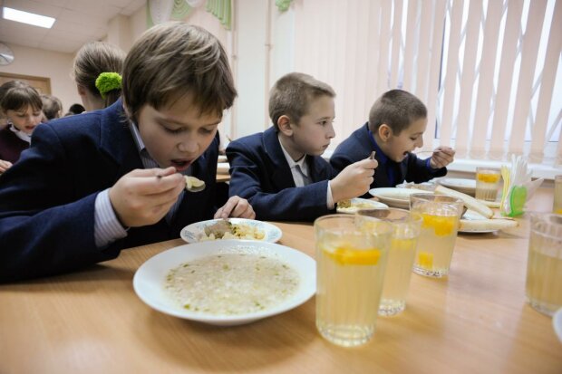 Деньги не пахнут? Под Киевом школьников кормят продуктами «с душком», - откаты шокируют