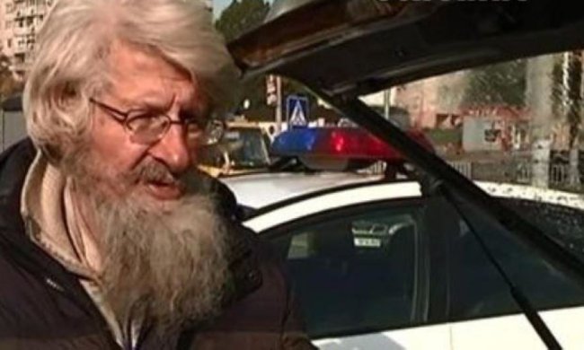 Российский писатель, приехавший во Львов, живет на парковке (видео)