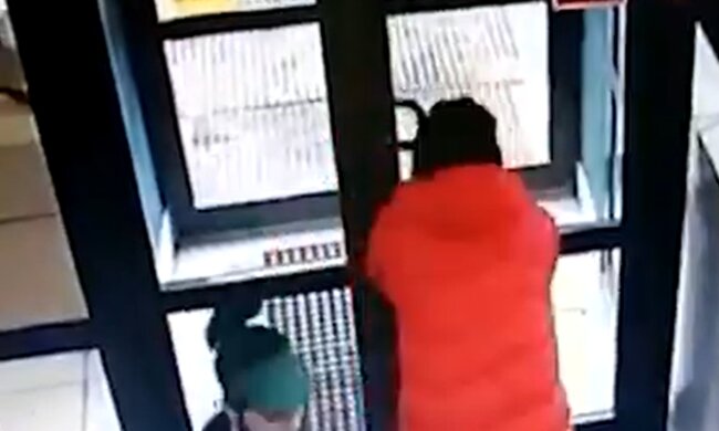 Злодій намагався головою вибити двері, кадр з відео