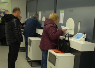 Украинцы в банке. Фото: скрин youtube