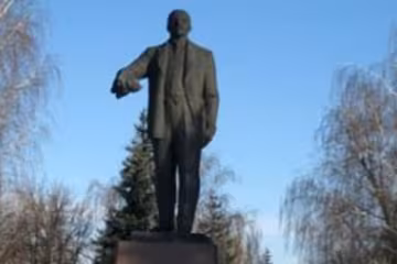 Из поселка Харьковской области «ушел» еще один Ленин (фото) 