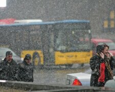 Львів, дощ, парасольки - стихія влаштує мокрі ігри 26 лютого