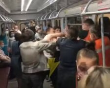 "Голий" харків'янин нарвався на потужного ляща в метро: "Маска де?"