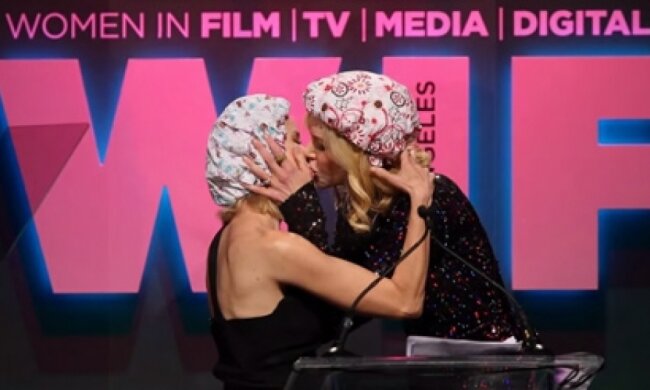 Николь Кидман и Наоми Уотс  поцеловались по-французски