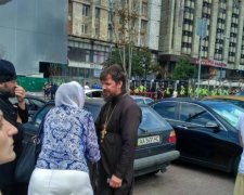 Відмова неадекватного попа відспівати дитину отримала продовження