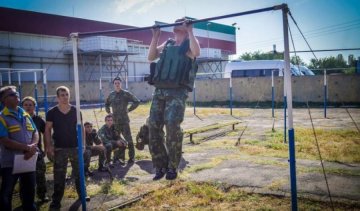 В соревнованиях "Призывник" на Запорожье подтягивались в бронежилетах (фото)