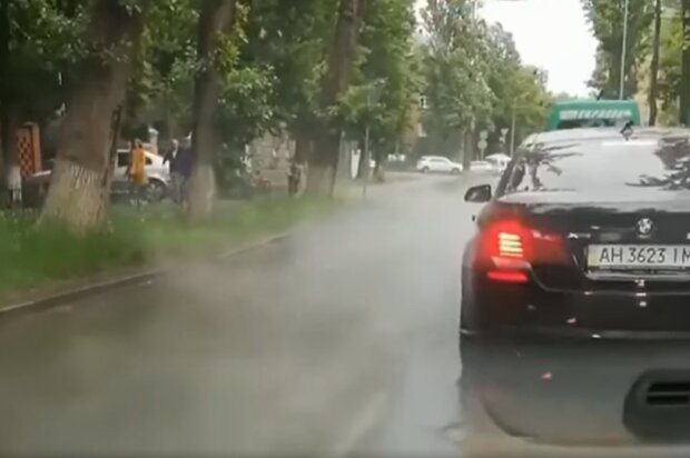 В Киеве на Печерске прорвало трубу, вся улица в кипятке - адская "сауна" попала на камеру