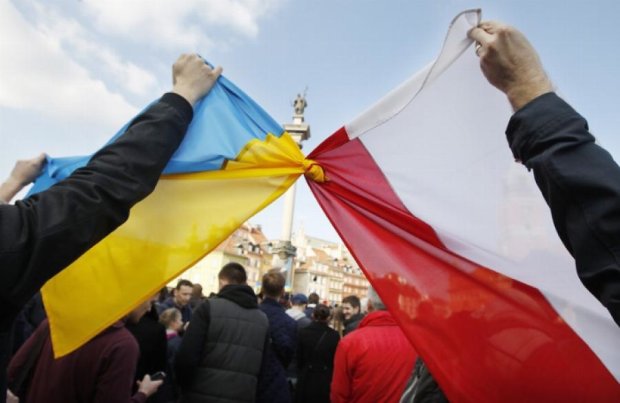 Украинцы из Польшы перевели на родину миллиард евро