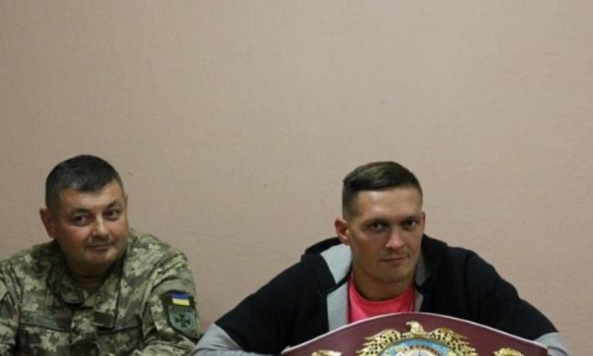 Усик показал пограничникам свое достоинство