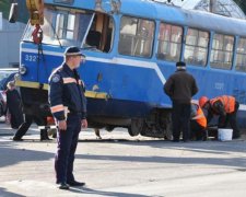 В Одесі повний трамвай людей зійшов з колії: фото