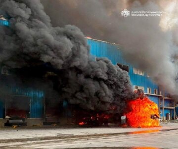 Пожежа на складі логістичної компанії у Дніпрі внаслідок російської атаки