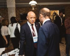 Хто не працює – той їсть: українським чиновникам підвищили зарплату