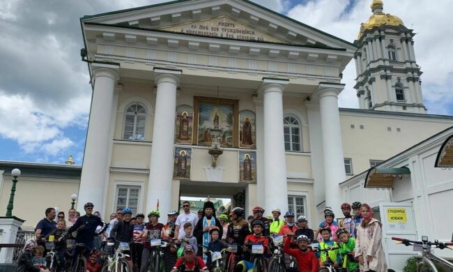 Віруючі Української Православної Церкви на велосипедах