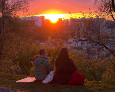 Украинцы, закат, фото из тг-канала "Де відпочити Київ?🌸"