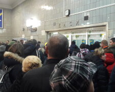 Метро, Київ - тиснява за жетонами
