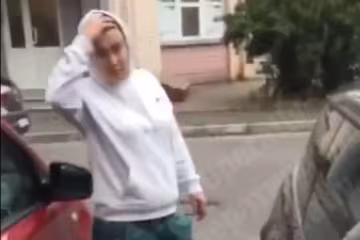 У Києві спритна "казкарка" намагалася потрапити в чуже авто – вагон відмовок і шоу для копів