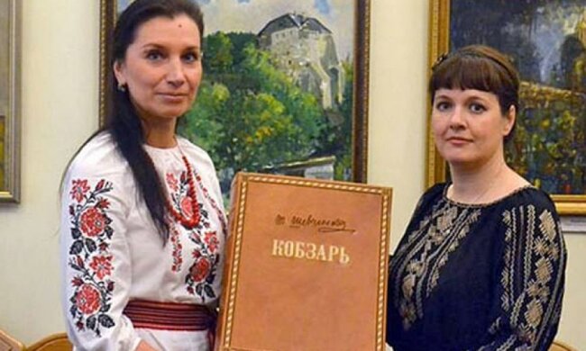 Ровенские мастерицы создали полностью вышитый "Кобзарь" (фото)