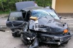 Під Києвом автомобіль на швидкості протаранив зупинку: "швидкі" розвозять постраждалих