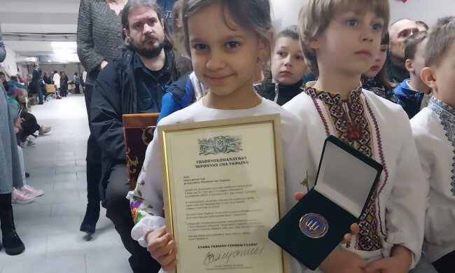 Девочка получила медаль от Залужного, фото Ивано-Франковский ЦКСП