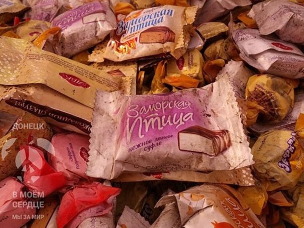 Улицы Донецка засыпали конфетами  (фото)