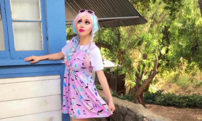 "Живая Барби" нашла того, кто будет ею играться: фото