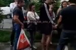 Молодого хлопця натовпом повалили на землю через відро черешень: особливо небезпечний