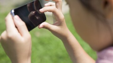 Заборона мобільних телефонів у школах Латвії
