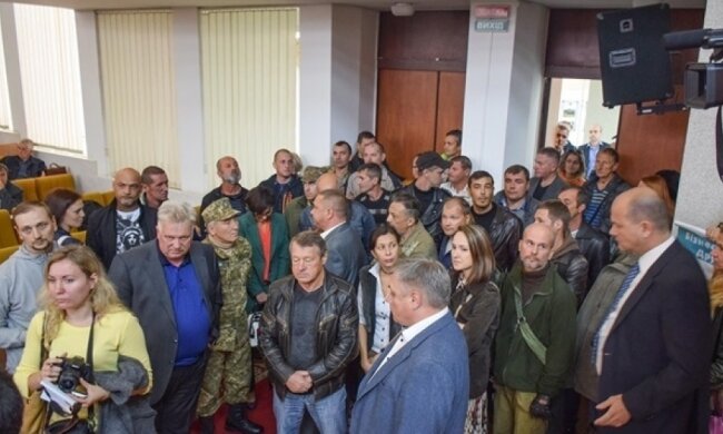 Депутати побилися з українськими військовими через гроші