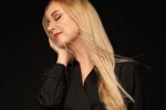 Тоня Матвієнко притиснулася до ялинки, поки Арсен Мірзоян не бачить: "Красива жінка"