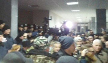 Митингующие прорвались в здание горсовета Кривого Рога